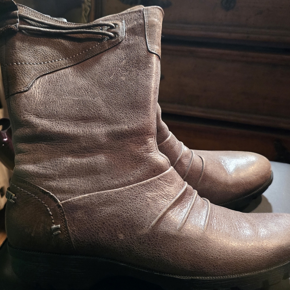 Women's Boots....Size 10....Rubber gripped sole